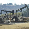 Giàn khoan tại mỏ dầu Chevron ở Bakersfield, California, Mỹ. (Ảnh: AFP/ TTXVN)