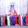 Đại sứ Nguyễn Đức Hòa và phu nhân chụp ảnh lưu niệm với cán bộ nữ của các cơ quan đại diện Việt Nam tại Canada. (Ảnh: Vũ Quang Thịnh/TTXVN)