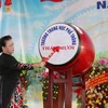 Chủ tịch Quốc hội Nguyễn Thị Kim Ngân đánh trống khai giảng năm học mới tại trường THPT Tháp Mười (Đồng Tháp). (Ảnh: Trọng Đức/TTXVN)