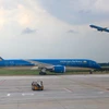 Máy bay của hãng hàng không Vietnam Airlines cất và hạ cánh tại sân bay Tân Sơn Nhất. (Ảnh: Ngọc Hà/TTXVN)