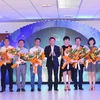 Đồng chí Nguyễn Đức Lợi, Ủy viên Trung ương Đảng, Tổng giám đốc Thông tấn xã Việt Nam trao giải cho các tác giả có Tác phẩm truyền hình xuất sắc. (Ảnh: Thành Đạt/TTXVN)