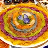 Món bánh xèo đa sắc màu dùng kèm rau củ Langbiang của Nhà hàng Ven Sông (Cần Thơ). (Ảnh: Thanh Liêm/TTXVN)