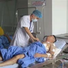 Bệnh nhân Nguyễn Thành Vương đang được điều trị tích cực tại Khoa Ngoại tim mạch lồng ngực, Bệnh viện Trung ương Thái Nguyên. (Ảnh: Thu Hằng-TTXVN)
