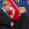 Tổng thống Mỹ Donald Trump (trái) trong cuộc gặp thượng đỉnh với Nhà lãnh đạo Triều Tiên Kim Jong-un tại Hà Nội ngày 27/2/2019. (Ảnh: AFP/TTXVN)