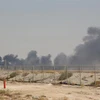Khói bốc lên từ nhà máy lọc dầu của Aramco ở Abqaiq, Saudi Arabia, sau vụ tấn công ngày 14/9/2019. (Ảnh: AFP/ TTXVN)