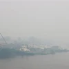 Khói mù do ô nhiễm bao trùm đường phố ở Pontianak, Tây Kalimantan, Indonesia. (Ảnh: AFP/TTXVN)