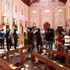 Lực lượng an ninh Sri Lanka điều tra tại hiện trường vụ đánh bom tại nhà thờ ở Negombo, phía bắc thủ đô Colombo, ngày 21/4/2019. (Ảnh: AFP/ TTXVN)