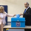 Thủ tướng Israel Benjamin Netanyahu (phải) bỏ phiếu tại điểm bầu cử ở Jerusalem ngày 17/9/2019. (Ảnh: AFP/TTXVN)