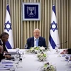 Tổng thống Israel Reuven Rivlin (giữa) trong cuộc họp tham vấn với các thành viên đảng Xanh-Trắng tại Jerusalem ngày 22/9/2019. (Ảnh: THX/TTXVN)