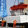 Bốc dỡ hàng hóa tại cảng Thanh Đảo, tỉnh Sơn đông, Trung Quốc. (Ảnh: THX/TTXVN)