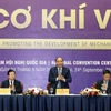 Thủ tướng Nguyễn Xuân Phúc chủ trì hội nghị về các giải pháp thúc đẩy phát triển ngành cơ khí Việt Nam. (Ảnh: Thống Nhất/TTXVN)