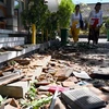 Mái nhà của một trường học bị hư hại sau trận động đất ở Jimbaran, trên đảo Bali, Indonesia, ngày 16/7. (Ảnh: AFP/TTXVN)