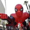 Hình nộm khổng lồ Spider-Man được trưng bày ở Hollywood, Mỹ. (Ảnh: AFP/TTXVN)