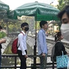 Người dân Thái Lan đeo khẩu trang do khói mù bao phủ ở thủ đô Bangkok. (Ảnh: AFP/TTXVN)