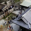 Khách tham quan Kiyomizu Dera, ngôi chùa cổ nổi tiếng nhất cố đô Kyoto. (Ảnh: Huy Hùng/TTXVN)