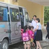 Xe buýt đưa đón học sinh của trường Tiểu học Nguyễn Tất Thành, thành phố Nam Định. (Ảnh: TTXVN)