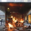 Người biểu tình đốt phá lối vào một ga điện ngầm ở Hong Kong tháng 10/2019 (Nguồn: AP)