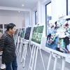 Khách tham quan triển lãm ảnh nghệ thuật quốc tế 'Tự hào Hà Nội'. (Ảnh: Minh Quyết/TTXVN)