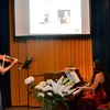 Nghệ sỹ dương cầm Marie-Anouch Sarkissain và nghệ sỹ vĩ cầm Ken Lila Ashanti thể hiện bản Sonata của nhạc sỹ Nguyễn Văn Quỳ. (Ảnh: Tố Uyên/TTXVN)