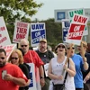 Công nhân tập đoàn chế tạo ôtô General Motors tham gia cuộc đình công tại Detroit, Michigan, Mỹ, ngày 22/9. (Ảnh: AFP/TTXVN)