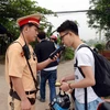 Lực lượng Cảnh sát giao thông tỉnh Hưng Yên kiểm tra nồng độ cồn người điều khiển phương tiện giao thông trên Quốc lộ 39. (Ảnh: Phạm Kiên/TTXVN)