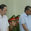 Bị cáo Vũ Trọng Lương (phía ngoài) và bị cáo Nguyễn Thanh Hoài tại phiên xét xử chiều 17/10. (Ảnh: Nguyễn Chiến/TTXVN)