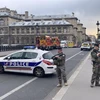 Cảnh sát gác gần hiện trường vụ tấn công cảnh sát bằng dao ở Paris, Pháp ngày 3/10/2019. (Ảnh: THX/TTXVN)