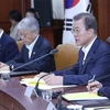 Tổng thống Hàn Quốc Moon Jae-in (thứ 2 phải) tại cuộc họp ở Seoul, ngày 17/10. (Ảnh: YONHAP/TTXVN)