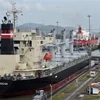 Tàu chở hàng lưu thông qua kênh đào Panama. (Ảnh: AFP/TTXVN)