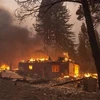Nhà cửa bị thiêu rụi trong đám cháy rừng tại Geyserville, California, Mỹ, ngày 24/10/2019. (Ảnh: AFP/ TTXVN)