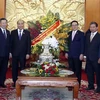Thủ tướng Nguyễn Xuân Phúc tặng hoa chúc mừng Ban Đối ngoại Trung ương. (Ảnh: Thống Nhất/TTXVN)