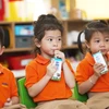 Từ ngày 1/11, hơn 300.000 trẻ em mầm non và học sinh khối lớp 1 trên địa bàn 10 quận, huyện TP.Hồ Chí Minh sẽ được uống sữa học đường (dung tích 180ml/ lần/ ngày, với 5 lần/ tuần). (Nguồn: Vietnam+)