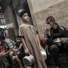 Người dân Palestine xếp hàng chờ nhận thực phẩm cứu trợ tại Dải Gaza. (Ảnh: AFP/TTXVN)