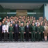 Thượng tướng Nguyễn Chí Vịnh và các chuyên gia chụp ảnh lưu niệm. (Ảnh: Dương Giang/TTXVN)