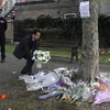 Thứ trưởng Ngoại giao Tô Anh Dũng đặt hoa tưởng niệm 39 nạn nhân tử vong tại hạt Essex, Đông Bắc London, Vương quốc Anh. (Ảnh: TTXVN phát)