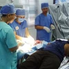 Các y, bác sỹ xã đảo Song Tử Tây đang phẫu thuật cho bệnh nhân Phạm Văn Khương. (Ảnh: TTXVN phát)