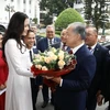 Sinh viên Trường Đại học Hà Nội tặng hoa Chủ tịch Hạ viện Cộng hòa Kazakhstan Nurlan Nigmatulin. (Ảnh: Văn Điệp/TTXVN)