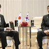 Bộ trưởng Quốc phòng Nhật Bản Taro Kono (trái) và Bộ trưởng Quốc phòng Hàn Quốc Jeong Kyeong-doo trong cuộc gặp tại Bangkok, Thái Lan, ngày 17/11/2019. (Ảnh: Kyodo/ TTXVN)