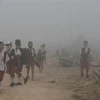 Học sinh tới trường trong điều kiện khói mù dày đặc tại Palembang, Indonesia, ngày 14/10/2019. (Ảnh: AFP/ TTXVN)