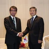 Bộ trưởng Quốc phòng Nhật Bản Taro Kono (trái) và Bộ trưởng Quốc phòng Hàn Quốc Jeong Kyeong-doo trong cuộc gặp tại Bangkok, Thái Lan, ngày 17/11/2019. (Ảnh: Yonhap/TTXVN)