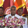 Tân Tổng thống Sri Lanka Gotabaya Rajapaksa (giữa) tuyên thệ nhậm chức tại Anuradhapura ngày 18/11/2019. (Ảnh: AFP/TTXVN)