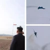 Nhà lãnh đạo Triều Tiên Kim Jong-un thị sát buổi huấn luyện của lực lượng không quân Triều Tiên tại một địa điểm không xác định. (Ảnh: Truyền thông Nhà nước Triều Tiên/TTXVN phát)