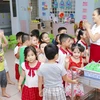 Với sự hướng dẫn tận tình của các thầy cô giáo, các em học sinh thích thú xử lý vỏ hộp sau khi uống.