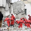 Lực lượng cứu hộ tìm kiếm nạn nhân sau trận động đất tại Thumane, Albania, ngày 27/11/2019. (Ảnh: AFP/TTXVN)