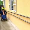 Người khuyết tật đi lại tại Nhà trung chuyển. (Ảnh: Mai Trang/TTXVN)