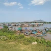 Một góc điểm tạm cư nhà bè nuôi cá của bà con kiều bào nghèo tại điểm tạm cư bên bờ sông ấp Chong Kok, phường Phsar Chhnang, thành phố Kampong Chhnang. (Ảnh: Nhóm P/v TTXVN tại Campuchia)