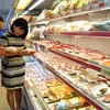 Người tiêu dùng mua thịt lợn tại siêu thị Hapro Mart Thanh Xuân. (Ảnh: Đỗ Phương Anh/TTXVN)