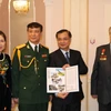 Đại sứ Đặc mệnh toàn quyền Việt Nam tại Ukraine và Moldova Nguyễn Anh Tuấn giới thiệu Sách Trắng. (Ảnh: Duy Trinh/TTXVN)
