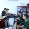 Doanh nghiệp, đại lý tới nhận kết quả giải quyết hồ sơ, sau khi được duyệt qua Biên phòng điện tử. (Ảnh: Xuân Khu/TTXVN)