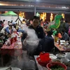 Món phở làm từ bánh phở do người dân bản địa chế biến làm thủ công thu hút nhiều du khách thưởng thức tại chợ đêm Sang Thàng. (Ảnh: Quý Trung/TTXVN)